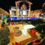 Caykoey 2 Bedroom Secluded With Private Pool Hot Tub וילה *